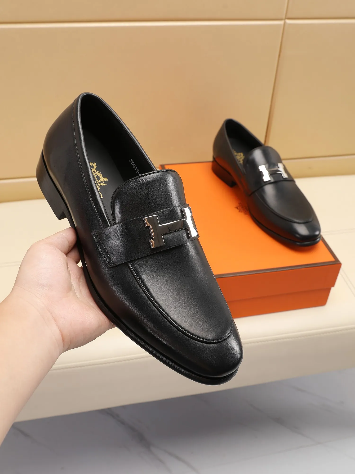 Factory price 460💶[HERMES] (cowhide lining)🍀Italian top luxury🍀He does not pursue novel styles and gorgeous colors, but attracts the favor of successful men with his flawless, elegant and classic style! This very, very comfortable, simple and stable style makes it easy to match any style! The pattern is absolutely 1:1 refined from the original case, and we strive for excellence in materials, imported cowhide + cowhide lining💪💪💪extraordinary texture👍! .Code number: 39 to 44 (38.4546 customized)